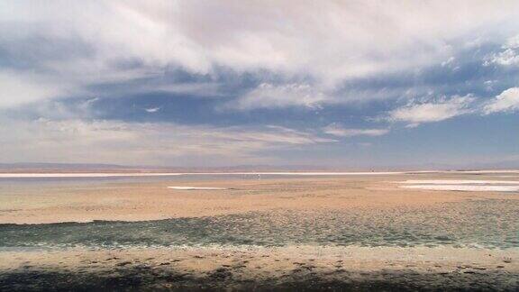 阿塔卡马沙漠的天空和盐湖