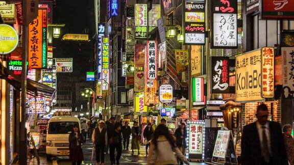 4K延时平移:日本东京晚上歌舞伎町的人群