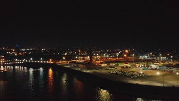 英国利物浦城市和港口的夜间无人机鸟瞰图