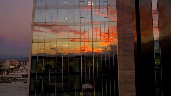 天线:玻璃摩天大楼中的日出倒影