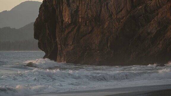在飓风季节海浪冲击着岩石