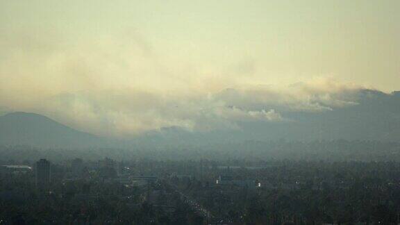 巨大的野火在卡诺加公园的山上燃烧加利福尼亚-时间流逝
