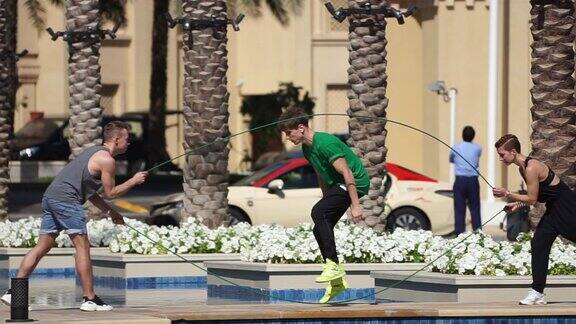 一群杂技演员在迪拜用双跳绳跳跃用慢动作表演不同的特技