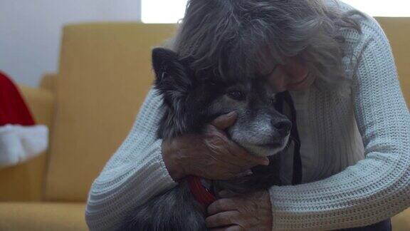 祖母抱着她的狗
