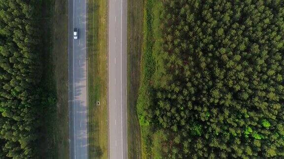 美国北卡罗来纳州森林环绕的高速公路上交通缓慢鸟瞰图
