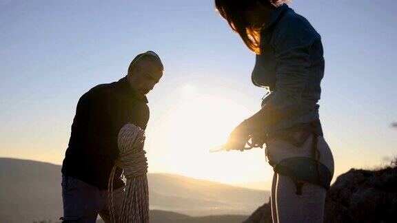 快乐的年轻夫妇为阿尔卑斯山徒步旅行打包登山装备