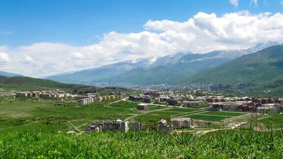 在亚美尼亚山区的城市景