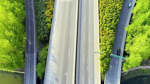 现代城市交通和立交桥鸟瞰图