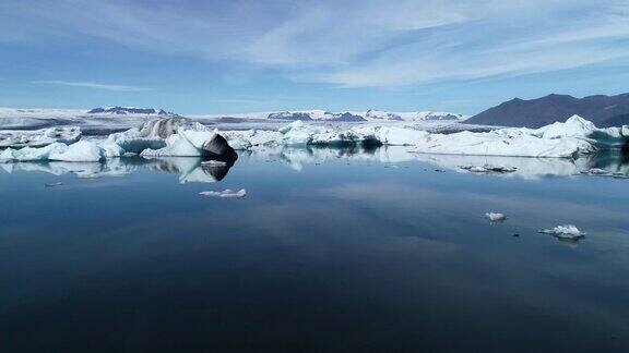 低空飞行鸟瞰图美丽的Jokulsarlon蓝色冰川泻湖与巨大的冰山在冰岛