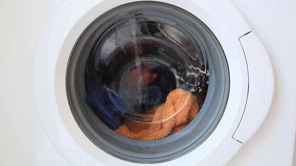 声音包括在内6秒的视频记录了洗涤开始水进入洗衣机的嘶嘶声穿过玻璃