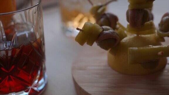 苦艾酒和吉尔达Tapas典型的西班牙Tapas传统的巴斯克pincho辣椒辣椒