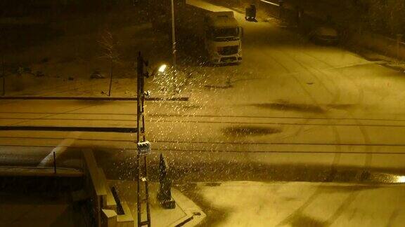 晚上下雪路灯和雪晚上下大雪城市下雪