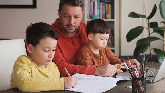 父亲在家里帮助儿子做作业