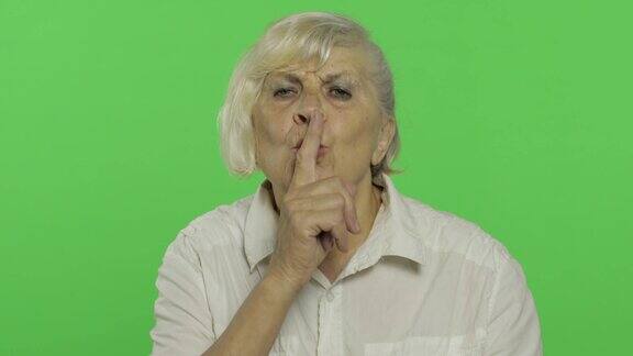 一个老妇人在做嘘的手势老祖母色度键