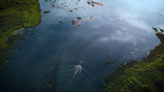 航拍巴拉那河上的快艇天空映照在河上
