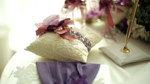 婚礼桌上有香槟杯、戒指和一束鲜花