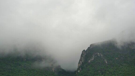 在雨季石灰岩山被云雾覆盖