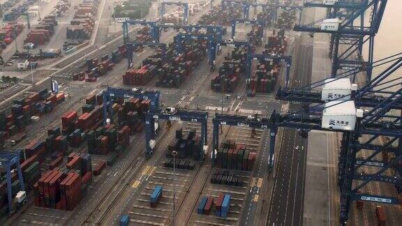 集装箱船繁忙工业港口的无人机视角