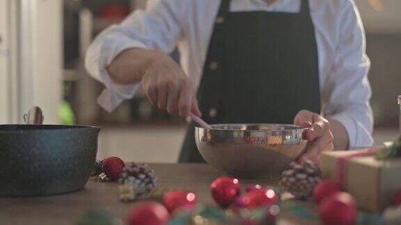亚洲中式甜点厨师厨师准备和搅拌巧克力配料准备酥饼圣诞庆祝活动