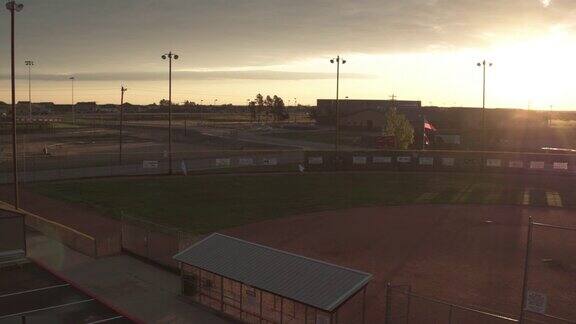太阳在棒球场上落下