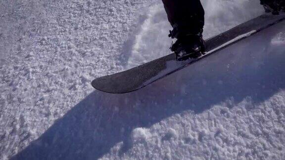 滑雪运动员在白雪上极限运动