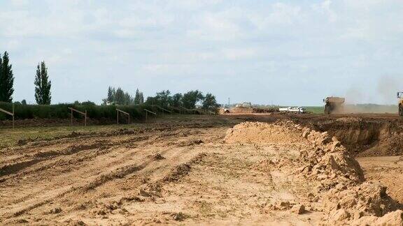 公路建设通过农业景观用挖掘机和卡车