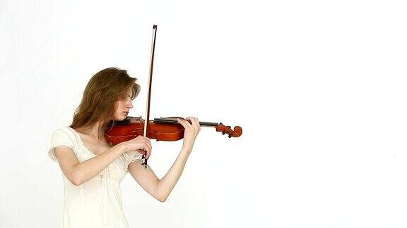 白种背景下的白人小提琴家女孩