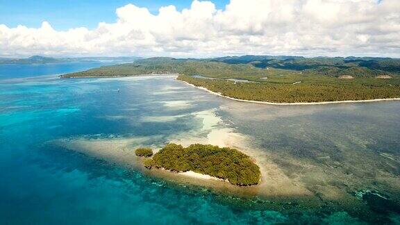 鸟瞰图美丽的海滩上的热带岛屿菲律宾Siargao