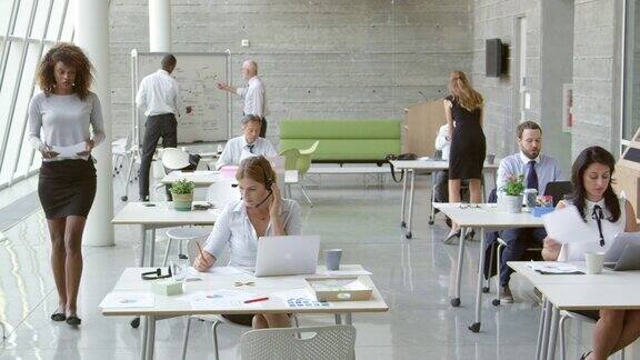 商务人士在现代办公桌旁工作拍摄的R3D