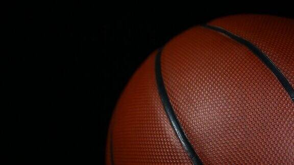 黑暗背景下的一个篮球