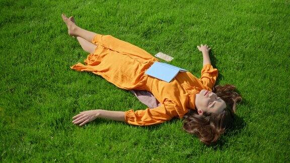 年轻女子在草坪上放松