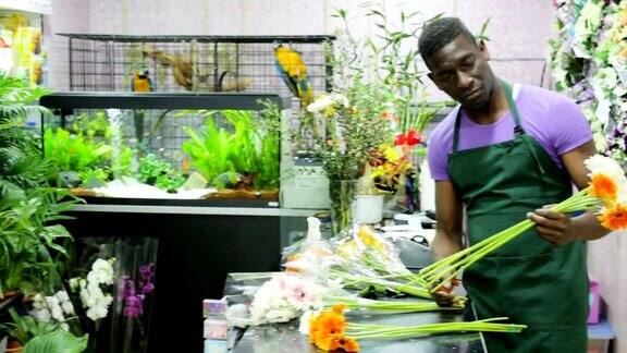 非裔美国人卖鲜花的花店老板