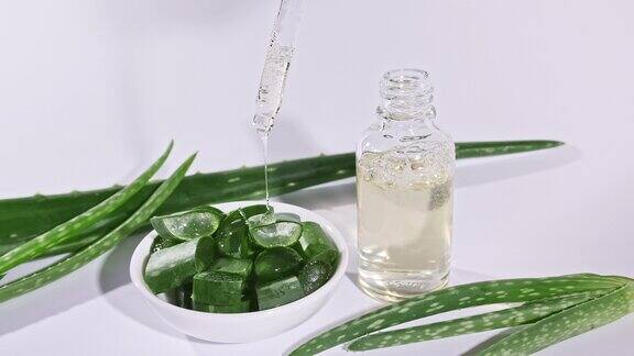 滴式玻璃瓶与芦荟精油近景芦荟切片天然药用植物有机化妆品替代药物