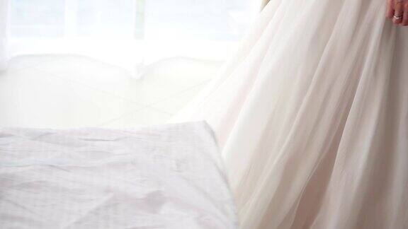 床上放着新娘的婚礼花束