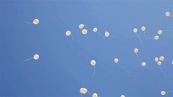 白色的气球在天空中飞翔