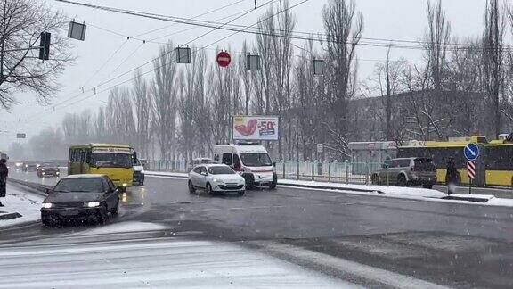 城市里的汽车交通和降雪缓慢的运动