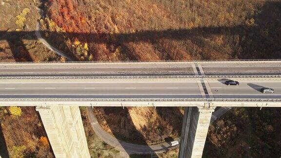 俯瞰交通繁忙的高架桥建设高速公路