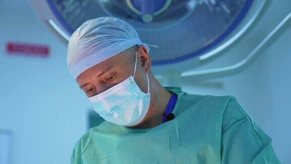 男性外科医生在诊所工作的肖像戴医用口罩的医生正在做抽脂手术专业医生做手术