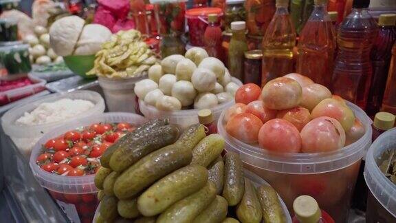 农贸市场的柜台上摆放着各式各样的泡菜