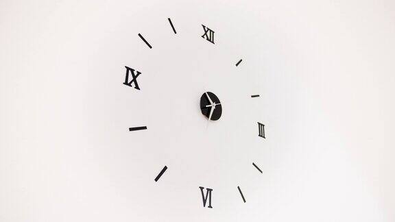 时钟走时钟在白色背景上的时间间隔和指针的运动