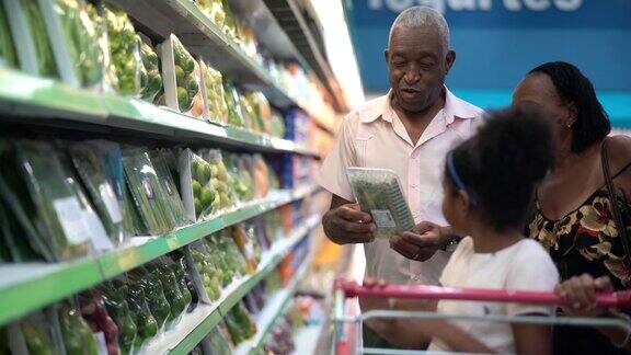孙子和爷爷奶奶在超市买东西