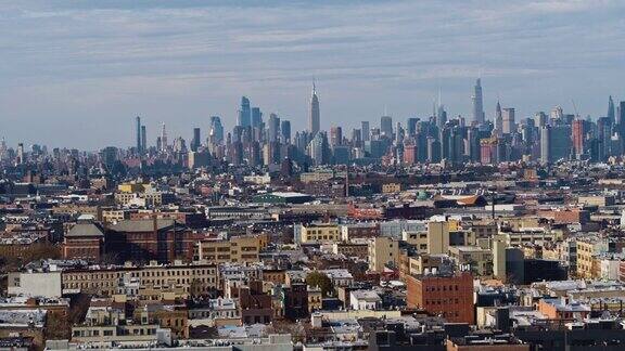 俯瞰纽约布鲁克林布什维克住宅区的曼哈顿中城无人机视频与复杂的电影向后平移下降倾斜快速摄像机运动