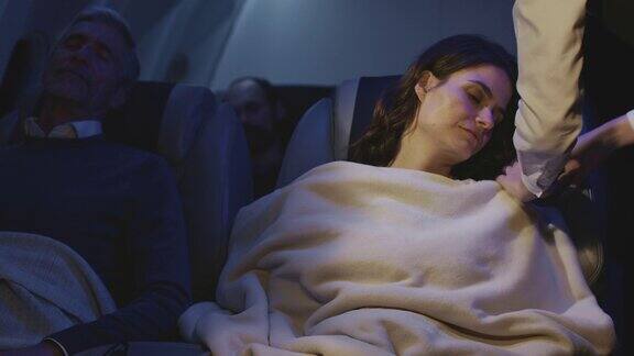 女商人睡在私人飞机上