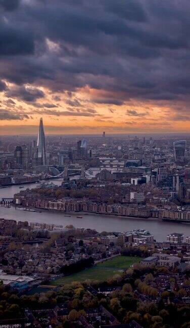 伦敦城市的垂直昼夜日落时间延时视图