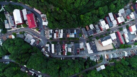 宾夕法尼亚州波科诺斯的小山城JimThorpe(MauchChunk)的空中全景风景上面的无人机镜头与全景摄像机沿着街道移动