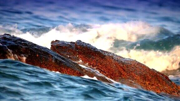 海浪撞击着大海中的岩石