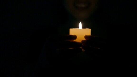 在黑暗中点燃一支蜡烛