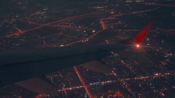 商用飞机的乘客窗口夜景