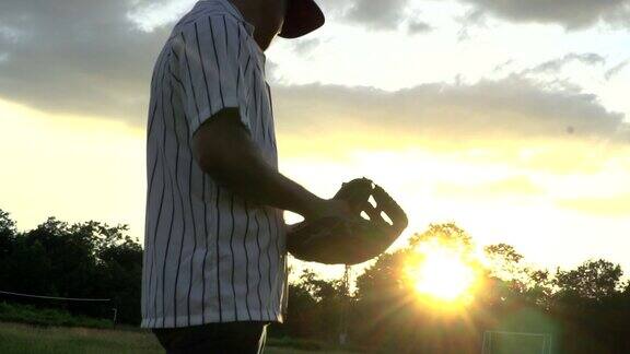 棒球运动员在日落练习