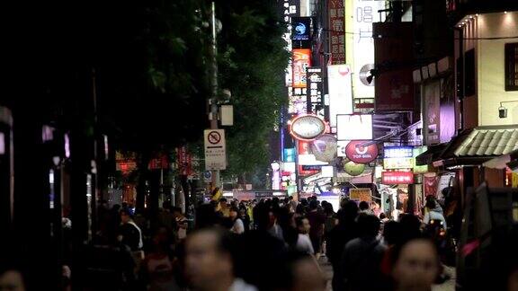 在台湾台北西门町夜晚的交通和拥挤的人们